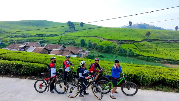 
Ilustrasi wisatawan mengunjungi kawasan Ciwidey yang menjadi salah satu wilayah kritis Kabupaten Bandung. Foto : Agung Eko Sutrisno / Radar Bandung


