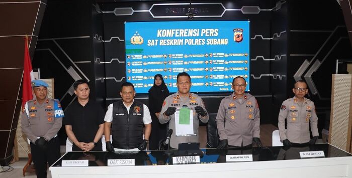 


Kapolres Subang AKBP Dony menujukan barang bukti kasus penipuan saat menggelar konferensi pers, Selasa (5/5) malam.Foto : M.Anwar/Pojok Bandung


