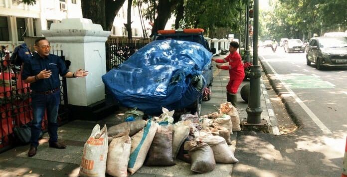 Produk hasil olahan sampah dari uji coba di Kota Bandung, siap dimanfaatkan untuk penghijauan kota, taman publik, dan lahan pertanian perkotaan. Inovasi ini diharapkan membantu mengurangi timbunan sampah hingga 500 ton per hari sekaligus mendukung lingkungan yang lebih bersih dan ramah. Foto : Diwan Sapta Nurmawan/Pojok Bandung