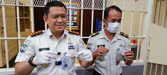 Kepala Lapas Banceuy, Eris Ramdani (kiri), menunjukkan 13 paket sabu seberat 10,46 gram yang diamankan dari seorang narapidana, Senin (4/5). Barang haram sabu diselundupkan dengan cara disembunyikan di dalam tubuh narapidana usai menerima kunjungan. Foto : Diwan Sapta Nurmawan/Pojok Bandung


