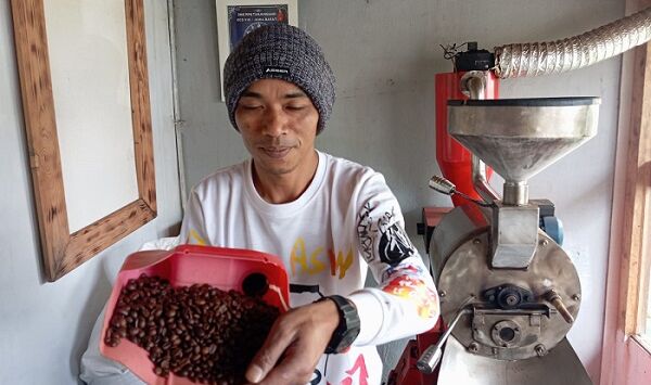 Petani mengolah biji kopi arabika yang sudah di panen di Pangalengan, Kabupaten Bandung, Rabu (6/5/2026). Foto-foto : Taofik Achmad Hidayat/Pojok Bandung