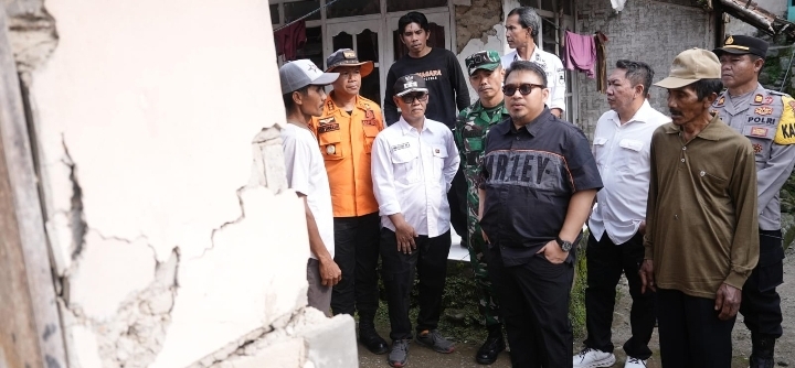 Ini Janji Bupati Reynaldy Saat Tinjau Bencana Pergerakan Tanah di Cupunagara Subang