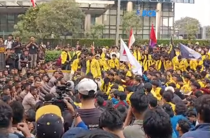 Dihadang Barikade Aparat, Massa BEM UI Terus Gaungkan Tuntutan di Jalan Sudirman