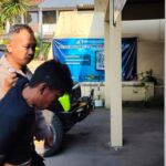DIGIRING : Pelaku dugaan perampokan minimarket digiring polisi ke Mapolsek Cimalaka, Kamis (4/6). Akibat peristiwa tersebut dua karyawan perempuan mengalami luka senjata tajam.