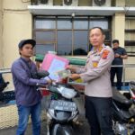 Kapolres Sumedang AKBP Sandityo Mahardika saat menyerahkan surat permohonan pinjam pakai barang bukti tindak pidana curat terhadap seorang pedagang bakso keliling. (Panji/Radar Sumedang)