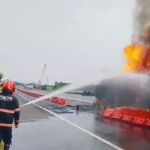 ADAMKAN : Petugas Damkar berupaya memadamkan api yang membakar truk tangki Pertamina berisi solar dan pertalite, di KM 207 Tol Cisumdawu, Kamis (4/6). Akibat kejadian ini arus lalu lintas sempat lumpuh total.
