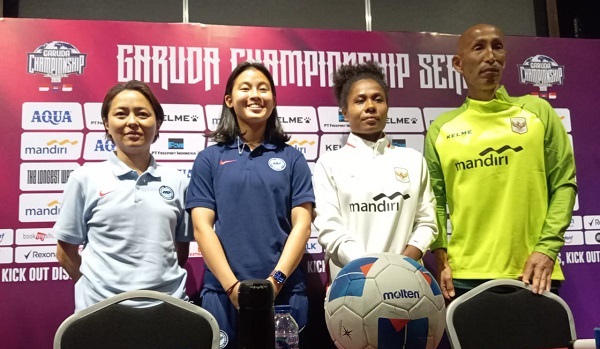 Pelatih sepakbola Timnas Putri Indonesia Satoru Mochizuki (kanan) bersama pesepakbola Timnas Putri Indonesia Remini Rumbewas (kiri) memberikan keterangan saat konferensi pers jelang Garuda Championship Series di Kota Bandung, Selasa (2/6/2026). Timnas Putri Indonesia akan menghadapi Timnas Singapura dan Timnas Kamboja dalam Garuda Championship Series di di Stadion Arcamanik pada 3-9 Juni 2026 mendatang. Taofik Achmad Hidayat/ Pojok Bandung.

