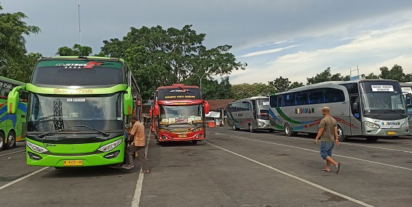 
Sejumlah bus terparkir di Terminal Cicaheum, Kota Bandung, Jumat (7/4). Rencana relokasi terminal terkait proyek BRT menuai penolakan dari warga terminal dan pedagang setempat karena dinilai mengancam keberlangsungan ekonomi masyarakat kecil yang belum mendapat kejelasan solusi. Foto : Taofik Achmad Hidayat/Pojok Bandung 


