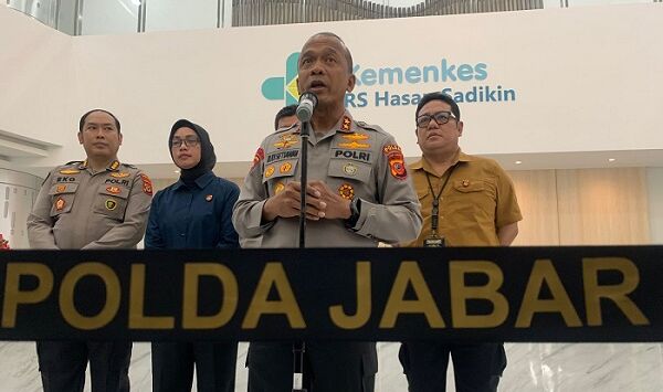 Kapolda Jawa Barat, Irjen Pol Rudi Setiawan memberikan keterangan kepada wartawan di RSHS Bandung, Selasa (23/6). Polda Jabar menjadwalkan pemeriksaan terhadap Yuvita Tri Rezeki setelah kondisi korban mulai membaik, sekaligus memperkuat pengejaran terhadap tersangka kasus dugaan penyekapan dan penganiayaan yang terjadi di Cileunyi, Kabupaten Bandung. Foto : Diwan Sapta Nurmawan/Pojok Bandung.

