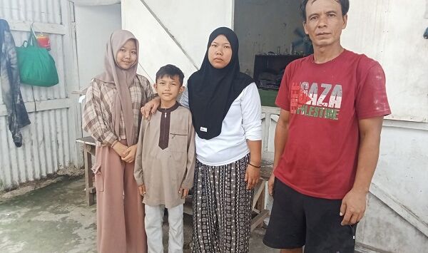 
Satu keluarga asal Desa Puteran, Kecamatan Cikalongwetan saat masih berada di Sorong, Papua Barat usai tertipu lowongan kerja fiktif.  Foto : DOK. DINSOS KBB


