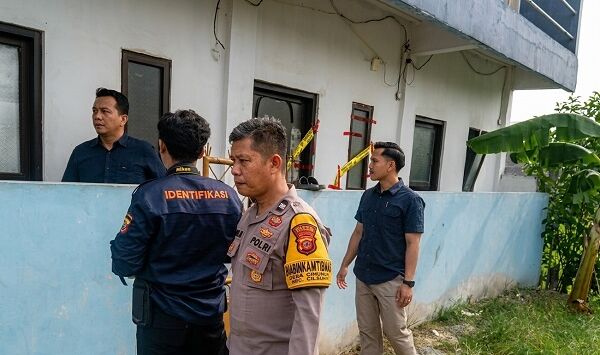 Polisi melakukan penggeledahan hingga olah TKP kasus dugaan penyekapan dan penganiayaan terhadap seorang perempuan berinisial YTH di Desa Cinunuk, Kecamatan Cileunyi, Kabupaten Bandung, Selasa (23/6/2026).Foto : AGUNG EKO SUTRISNO / POJOK BANDUNG


