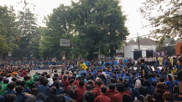 Sejumlah mahasiswa menyampaikan aspirasi melalui aksi unjuk rasa di kawasan DPRD Provinsi Jawa Barat, Kota Bandung, Rabu (17/6/2026). Polda Jawa Barat bersama TNI melakukan pengamanan dan pengawalan untuk memastikan kegiatan berjalan aman, tertib, serta kondusif tanpa mengganggu hak demokrasi peserta aksi.Foto : Diwan Sapta Nurmawan/Pojok Bandung.


