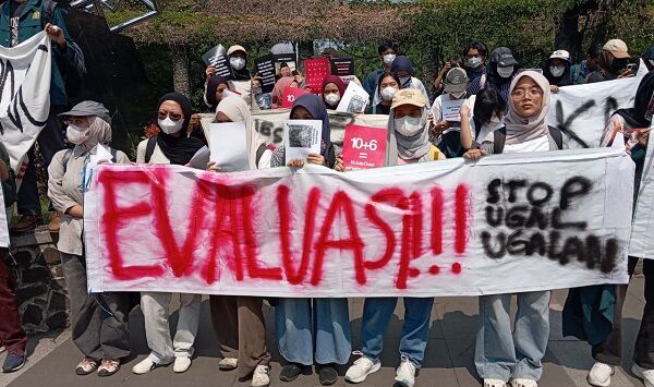 Mahasiswa Institut Teknologi Bandung (ITB) menggelar aksi penyampaian pernyataan sikap di kawasan kampus ITB, Bandung, Rabu (17/6). Mahasiswa membawa empat tuntutan kepada pemerintah, mulai dari evaluasi Program Makan Bergizi Gratis, perbaikan tata kelola pemerintahan, penguatan industrialisasi berbasis riset dan manufaktur, hingga pembenahan komunikasi publik berbasis data. Foto : Taofik Achmad Hidayat/Pojok Bandung.
