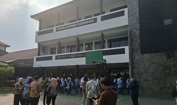 Suasana audiensi di SMKN 1 Bandung, Jalan Wastukencana, Kota Bandung, Senin (15/6/2026). Pertemuan berlangsung di tengah pembahasan berbagai isu pendidikan, termasuk upaya Pemerintah Provinsi Jawa Barat memperluas akses pendidikan bagi siswa yang belum tertampung di sekolah negeri. Foto : Diwan Sapta Nurmawan/Pojok Bandung