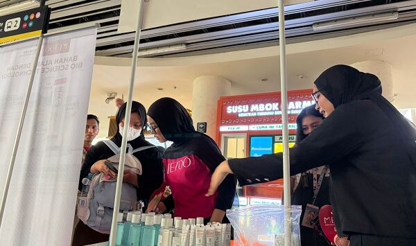 Di tengah padatnya mobilitas ibu kota, METOO sukses menghadirkan momen interaktif yang menghidupkan semangat self-care bagi para commuters Jakarta melalui activation booth yang digelar di Halte CSW Cakra Selaras Wahana Transjakarta pada 11 Juni 2026. Dok.METOO


