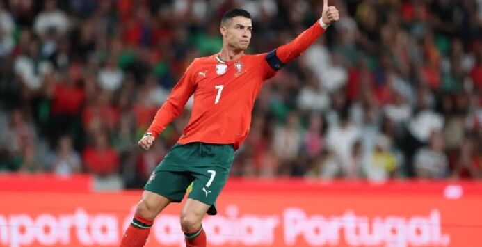 CR7 saat beraksi di lapangan hijau. Dari deretan panjang trofi yang pernah dimenangi Cristiano Ronaldo di level klub dan tim nasional (timnas), Piala Dunia belum termasuk di dalamnya. Padahal, usianya sudah 41 tahun. Foto : Dokumentasi Jawa Pos

