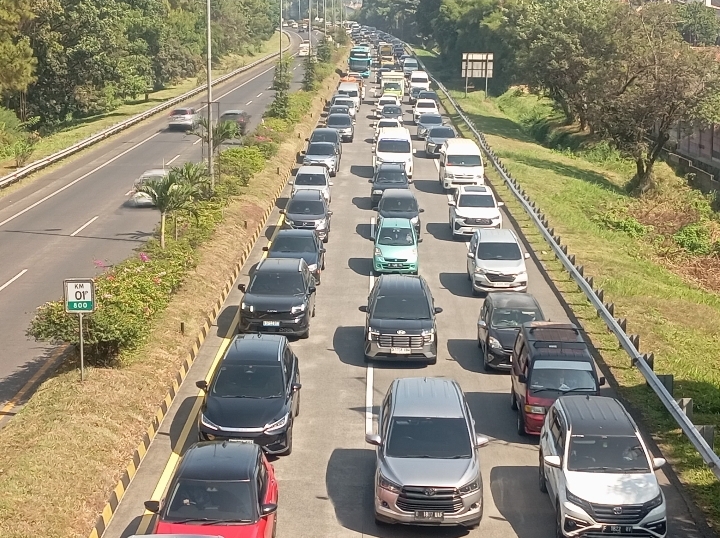Kepadatan Kendaraan di Tol Pasteur Kota Bandung
