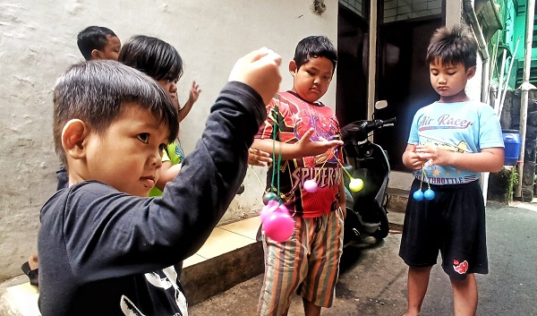 
Ilustrasi. Anak-anak bermain lato lato di jalanan. Foto : TAOFIK AHMAD HIDAYAT / RADAR BANDUNG/POJOK BANDUNG
 

