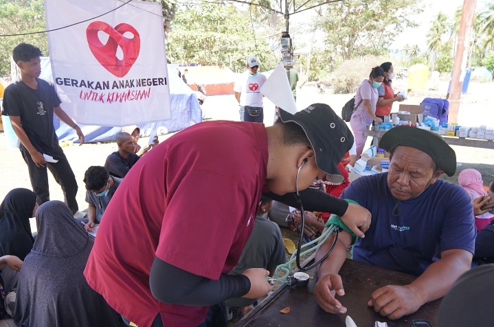 Relawan GAN Periksa Kesehatan Warga Terdampak Gempa NTT di Desa KebirangaMaokaro, Kabupaten Ende, Pijat Cimande Tak Kalah Diminati