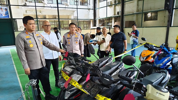 

Kapolres Sumedang meninjau barang bukti motor hasil pencurian. Dalam pengungkapan kasus curanmor, Satreskrim Polres Sumedang menangkap tujuh pelaku serta barang bukti diantaranya 18 unit sepeda motor. Foto : For Radar Sumedang/Pojok Bandung




