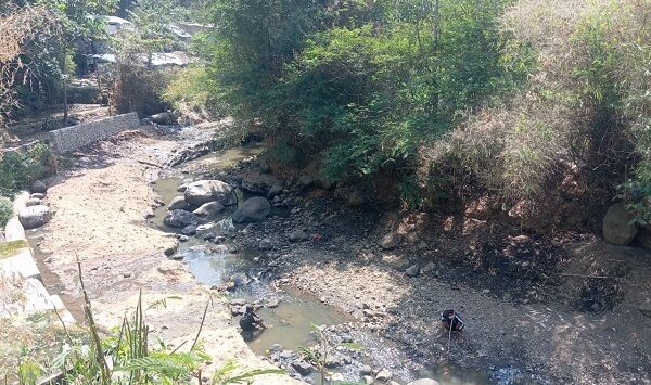 Suasana pemandangan menyusutnya debit air di Sungai Cikapundung, Kota Bandung, Kamis (13/8/2026).  Foto-foto : Taofik Achmad Hidayat/ Radar Bandung/ Pojok Bandung.


