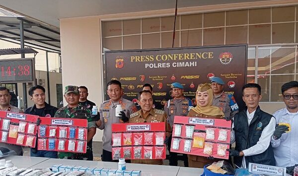 Kapolres Cimahi AKBP Moh Faruk Rozi bersama Forkopimda Cimahi dan Bandung Barat saat menggelar Konferensipers terkait pengungkapan tindakan pidana penyalahgunaan Narkotika dan Obat terlarang di Mapolres Cimahi, Kota Cimahi, Senin (10/8/2026). Foto-foto : Taofik Achmad Hidayat/Radar Bandung/ Pojok Bandung



