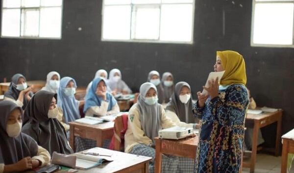 Kegiatan belajar mengajar di salah satu sekolah di Jawa Barat. Rencana pengalihan kewenangan guru PPPK ke pemerintah pusat diharapkan dapat memperbaiki tata kelola, meningkatkan kompetensi, serta mendukung kesejahteraan dan pengembangan karier guru. Foto : Dok. Radar Bandung/ Pojok Bandung


