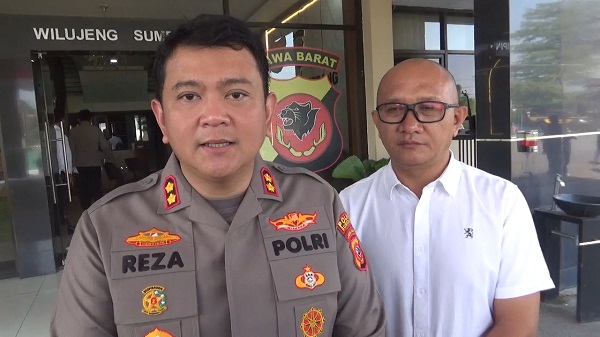 Kapolres Sumedang AKBP Reza Ma'ruffi  memberikan keterangan pers. Satreskrim Polres Sumedang mengamankan sejumlah orang yang diduga terlibat dalam kasus penyekapan dan penganiayaan yang menyebabkan seorang pria asal Bandung, Handi (46), meninggal dunia. Foto : Agun/Radar Sumedang/Pojok Bandung

