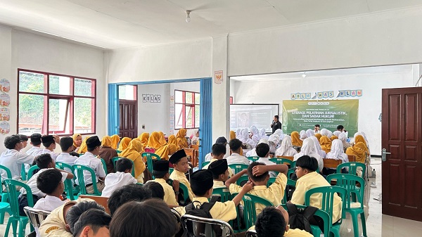 


Suasana Seminar Literasi, Pelatihan Jurnalistik dan Sadar Hukum Cegah Kenakalan Remaja di Aula Lantai 2 SD IT Al-Fajr Sarongge, Desa Pamulihan, Kecamatan Pamulihan, Kabupaten Sumedang, Senin (10/8/2026). Foto : For Radar Sumedang/Pojok Bandung




