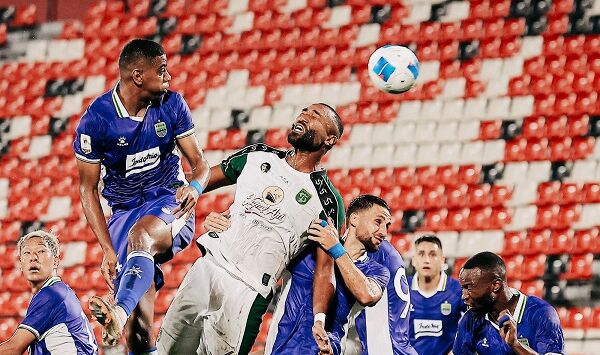 Penyerang Persib Bandung, Uilliam Barros terlibat duel di udara dengan bek Persebaya Surabaya, Yuran Fernandes dalam pertandingan puncak final Piala Presiden 2026 di Stadion Kapten I Wayan Dipta, Gianyar, Bali, Kamis (06/08/2026).Foto : Dok Media Piala Presiden 2026

