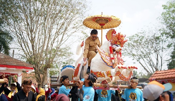 



Wakil Bupati Subang H. Agus Masykur saat menghadiri puncak Milangkala ke-27 Kecamatan Cikaum yang berlangsung di Alun-Alun Kecamatan Cikaum, Selasa (11/8/2026). Foto : M.Anwar/Pojok Bandung



