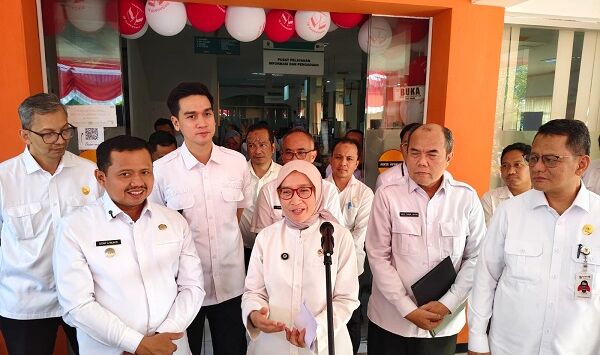 
MenPAN-RB Rini Widyantini memberikan keterangan saat mengunjungi MPP Kabupaten Sumedang, Rabu (12/8/2026). Foto For Radar Sumedang/Pojok Bandung

