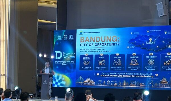 Wali Kota Bandung, Muhammad Farhan menyampaikan peluang investasi di Kota Bandung dalam kegiatan Investor Day 2026, Rabu (19/8). Farhan mendorong penguatan sejumlah sektor, mulai dari ekonomi kreatif, perdagangan, pendidikan, teknologi hingga pariwisata. Foto : Azra-job/Radar Bandung/Pojok Bandung

