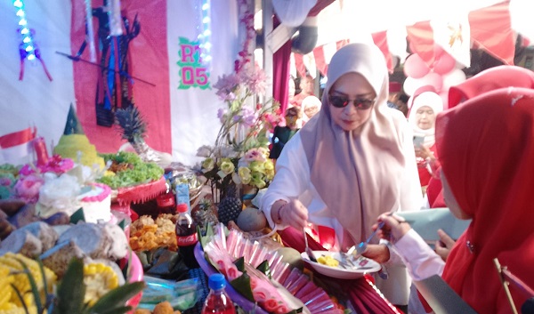 
Tampak seorang juri tengah melakukan penilaian lomba keberhasilan dan keunikan gang pasar Tradisional Parakanmuncang, Kecamatan Cimanggung. Rabu (19/8/2026). Foto : For Radar Sumedang/Pojok Bandung

