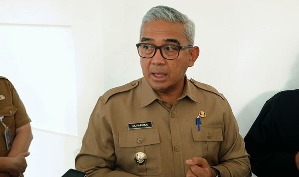 Wali Kota Bandung Muhammad Farhan memberikan keterangan kepada awak media di Balai Kota Bandung, Senin (10/8/2026). Pemkot Bandung bersama pemerintah pusat dan Pemerintah Provinsi Jawa Barat memprioritaskan peningkatan penerangan jalan umum (PJU), pembangunan Jembatan Penyeberangan Orang (JPO), serta perbaikan infrastruktur di sepanjang Jalan Soekarno-Hatta guna meningkatkan keselamatan pengguna jalan. Foto : Diwan Sapta Nurmawan/Radar Bandung/Pojok Bandung

