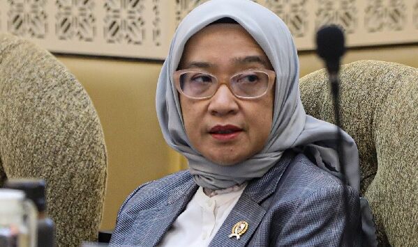 Ilustrasi. Menteri PANRB Rini Widyantini menyampaikan paparan pada rapat kerja dengan Komisi II DPR di Kompleks Parlemen, Senayan, Jakarta, Rabu (12/2/2025). Foto : Salman Toyibi/Jawa Pos

