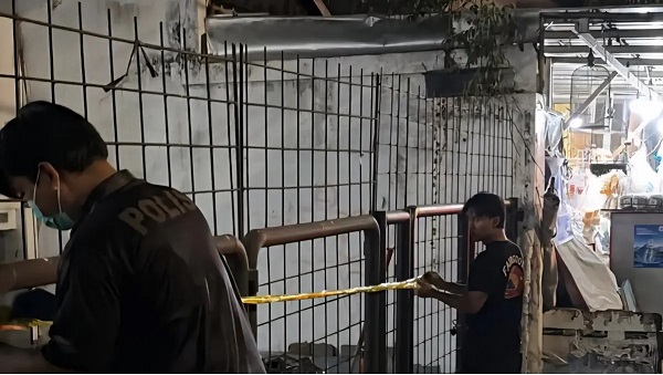 Aparat kepolisian memasang garis polisi di Klinik Mordent, tempat diduga ditemukannya Sutrimo, penjaga rumah mantan Jampidsus Febrie Adriansyah, Kebayoran Baru, Jakarta Selatan, Minggu malam (26/7/2026). Foto : Muhamad Ridwan/JawaPos.com