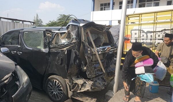 Toyota Alphard yang dinaiki KH Anwar Zahid ringsek usai ditabrak sebuah truk dari belakang di Jalan Raya Padangan-Ngawi, Desa Prangi, Kecamatan Padangan, Kabupaten Bojonegoro, Jawa Timur, Senin (10/8/2026). Foto : Farhan Reza/Radar Bojonegoro Grup Jawa Pos

