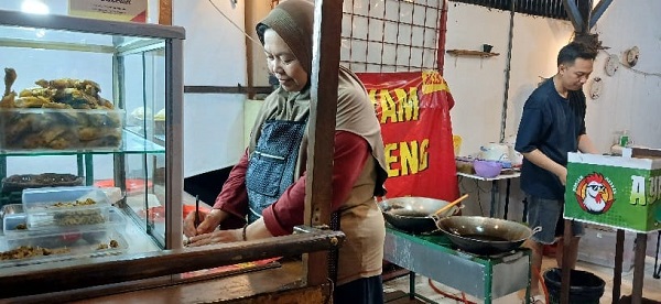 Ilustrasi. Pelaku UMKM menjalankan aktivitas usaha di Kota Bandung. Pemkot Bandung mendorong pelaku UMKM memperkuat legalitas dan administrasi, mulai dari NIB, NPWP, sertifikat halal hingga persyaratan BPOM agar usaha lebih profesional dan mudah mengakses pembiayaan. Foto : Diwan Sapta Nurmawan/Radar Bandung/Pojok Bandung


