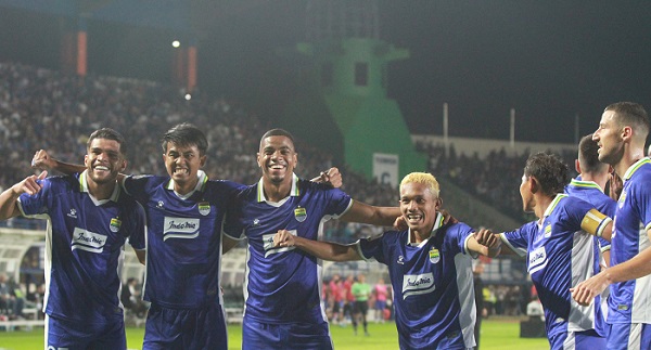 Uilliam Barros bersama skuad Persib bandung merayakan gol. Final Piala Presiden 2026 menghadirkan duel dua tim yang sama-sama tampil sempurna sepanjang turnamen yakni Persib Bandung dan Persebaya Surabaya di Stadion Kapten I Wayan Dipta, Gianyar, Bali, Kamis (6/8/2026). Foto : Taofik Achmad Hidayat/ Radar Bandung/Pojok Bandung