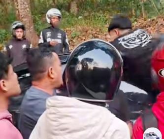 Sejumlah warga terlihat mengadang kendaraan roda empat jenis Innova usai terlibat kecelakaan di  Kampung Cipicung, Desa Sarimukti, Kecamatan Cipatat, Kabupaten Bandung Barat pada Senin (17/8/2026).  Foto : Tangkapan Layar Video Tiktok @ Vio Ambulan

