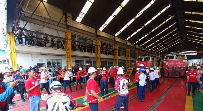 Para peserta menarik lokomotif dengan tali saat lomba tarik lokomotif di Depo Lokomotif PT Kereta Api Indonesia (KAI) Daop 2 Bandung, Selasa (18/8/2026). Foto-foto : Taofik Achmad Hidayat/ Radar Bandung/Pojok Bandung

