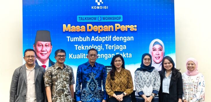 Dirjen Komunikasi Publik dan Media Komdigi, Fifi Aleyda Yahya (tengah) bersama para pembicara usai Talkshow dan Workshop Masa Depan Pers di Bandung, Kamis (24/9/2026). (alfandy septiansyah putra/job/radar bandung)