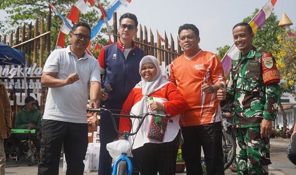 Penyerahan hadiah kepada warga, saat Milangkala ke-46 Kelurahan Talun, Sabtu (26/9/2026). Foto : For Radar Sumedang/Pojok Bandung


