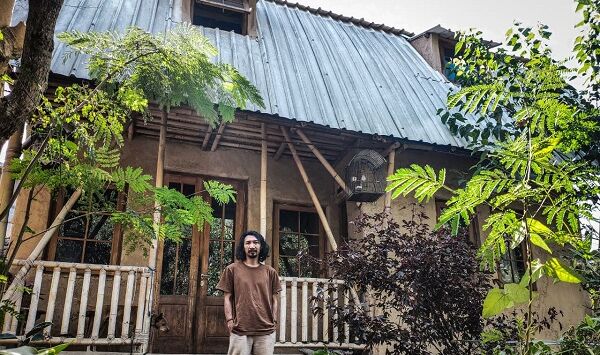 Pemilik rumah tanah, Misbah (42), berdiri di depan bangunan yang ramah lingkungan di Jalan Pesantren RT 02/RW 08, Kelurahan Cibabat, Kecamatan Cimahi Utara, Kota Cimahi, Minggu  (6/9/2026). Foto : Alfandy Septiansyah Putra/radarbandung.id/pojokbandung.com

