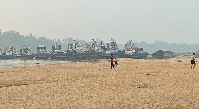 Di Sanggau, Kalimantan Barat (Kalbar), misalnya, debit Kapuas menyusut drastis. Kondisi tersebut menyebabkan hamparan pasir muncul di sejumlah bagian sungai. Foto : Denar/ Kalteng Pos/ Jawa Pos