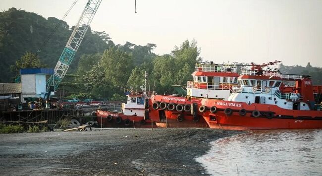 Masyarakat Barito Utara, Kalimantan Tengah, menyebut fenomena yang terjadi di Muara Teweh sebagai “gosong”. Sebutan itu merujuk kepada daratan pasir yang muncul di tengah aliran Sungai Barito akibat menyusutnya debit air. Foto : Rama Sihotang/ Kaltim Post/ Jawa Pos


