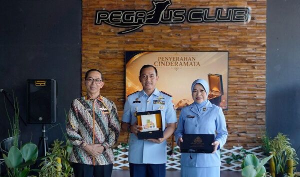 

Sekda H. Asep Nuroni, saat menghadiri serah terima jabatan Komandan Wing Udara 2.2 Grup 2 Heli yang berlangsung di Hanggar Skadron Udara 7, Lanud R. Suryadi Suryadharma, Kalijati, Kamis (3/9/2026). Foto : M.Anwar/ Pojok Bandung



