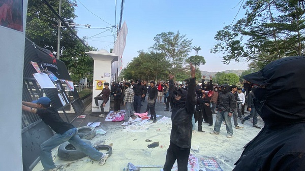 


Unjuk rasa menuntut transparansi kasus dugaan pelecehan seksual dan kekerasan yang melibatkan Wakil Bupati Sumedang, diwarnai kericuhan hingga pagar gedung DPRD roboh. Foto : For Radar Sumedang/ Pojok Bandung


