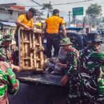 Cegah Banjir Susulan, Polsek Cisarua Rangkul Warga Bersihkan Sungai Cijenggal